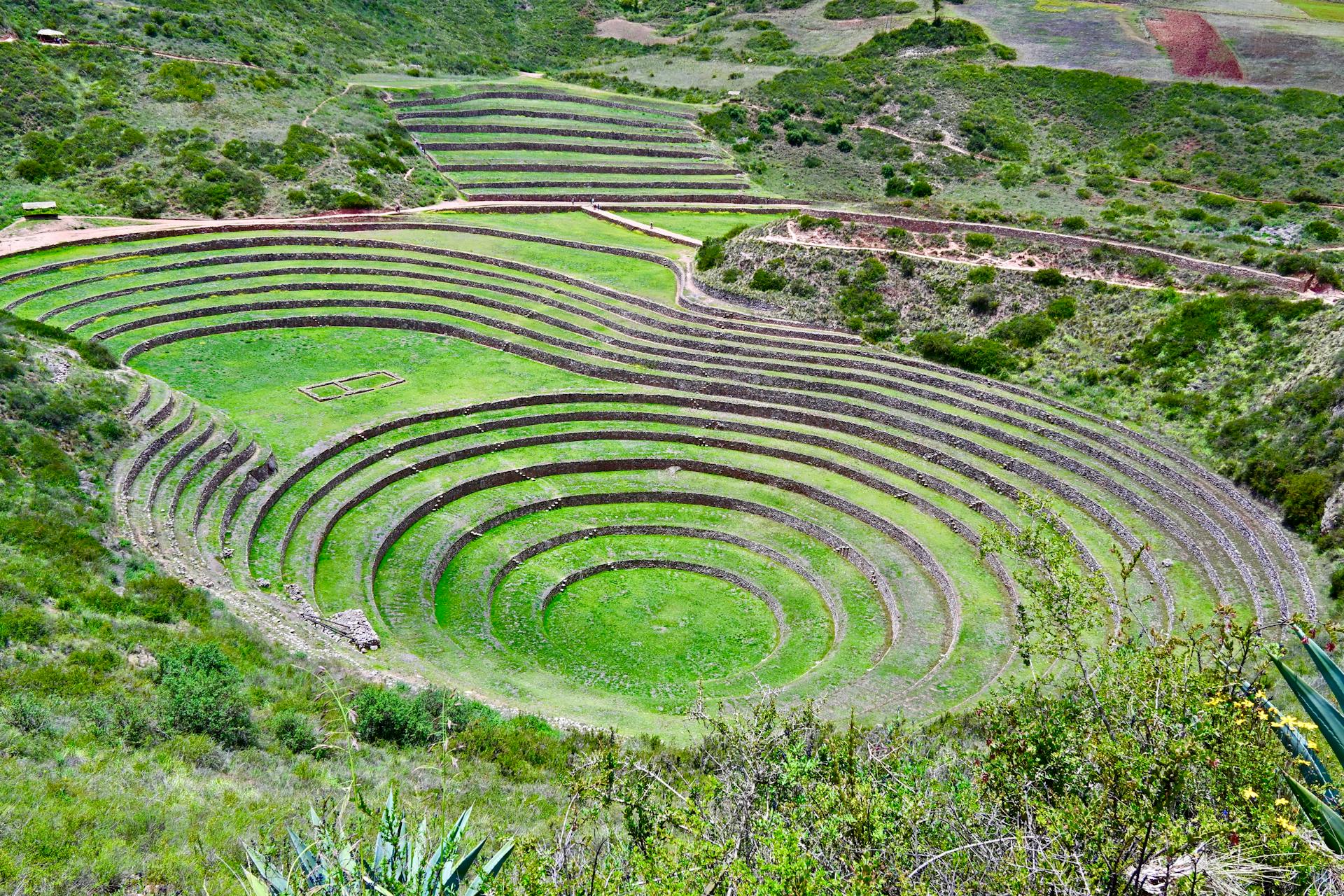 Moray. Es un impresionante sitio arqueológico en el Valle Sagrado, cerca de Cusco, caracterizado por sus terrazas circulares concéntricas.