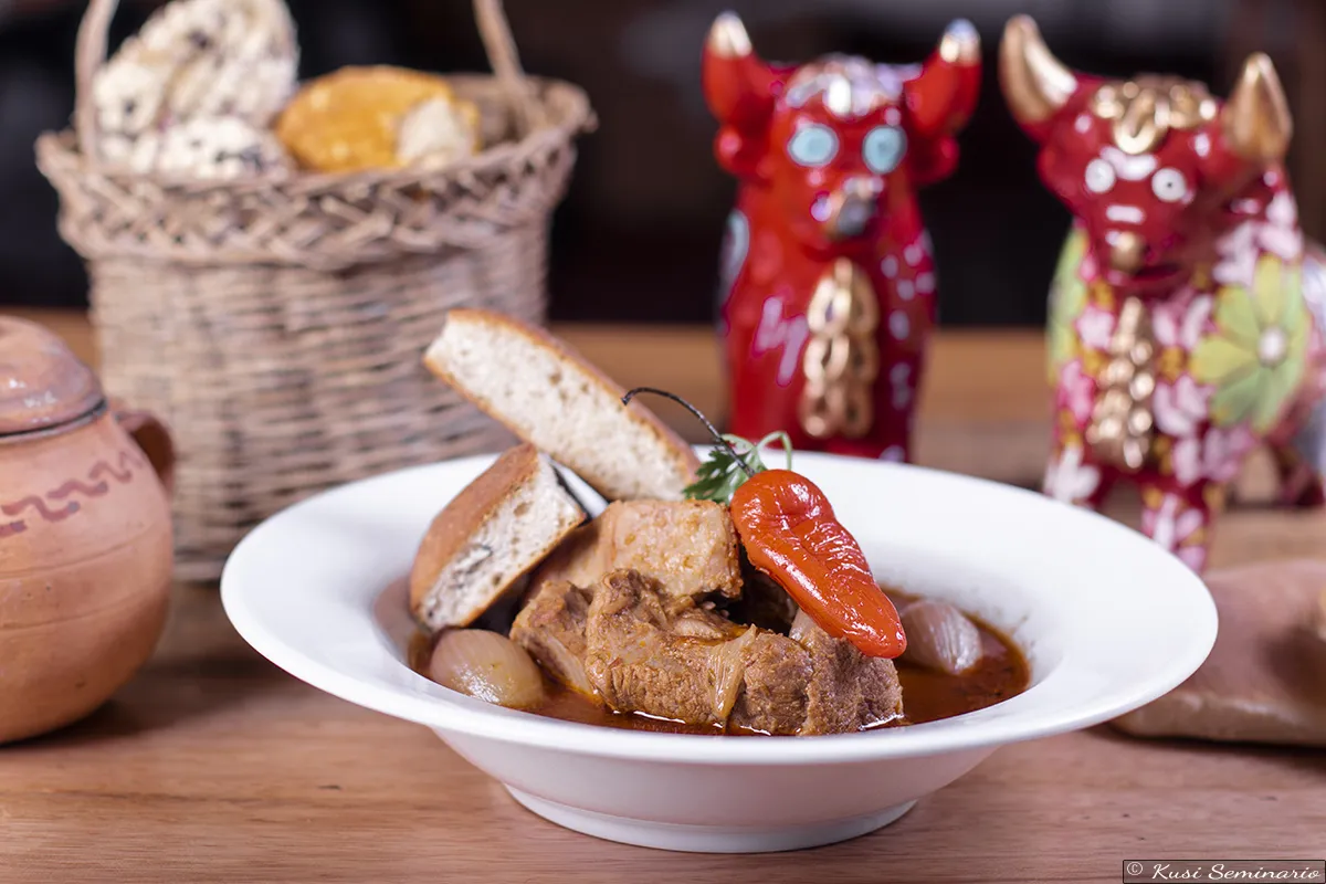 Adobo Cusqueño. Aunque generalmente se consume como desayuno, es popularmente conocido como el «levanta muertos» por su poder revitalizante, gracias al toque picante del ají.