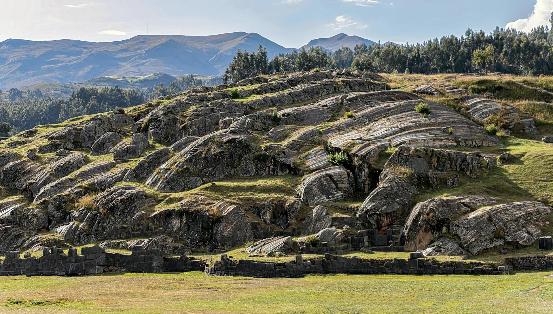 Sacsayhuamán (también escrito Saqsaywaman) es uno de los complejos arqueológicos más impactantes del mundo, ubicado a solo 2 km al norte de la Plaza de Armas de Cusco. 