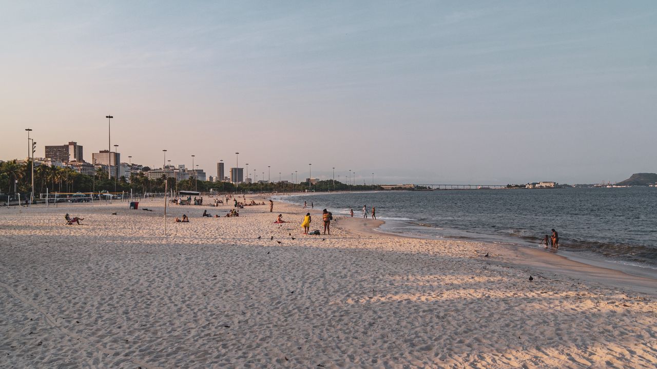Praia e parque do bairro do Flamengo no Rio de Janeiro, Brasil.