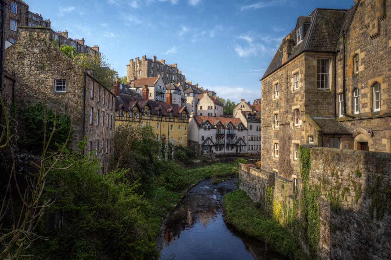 Dean Village, un rincón de paz histórico junto al Water of Leith en Edimburgo.