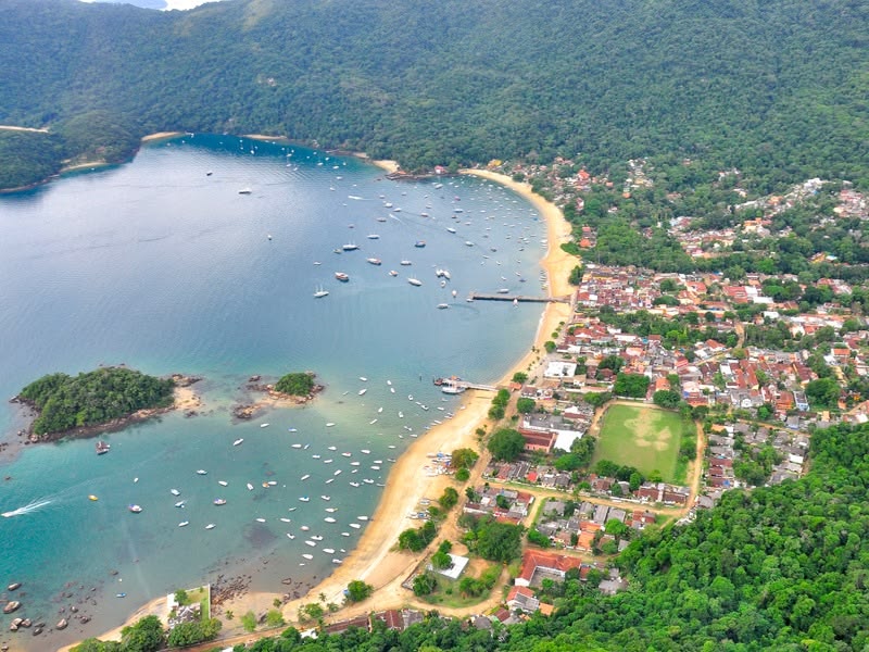 Vista panorámica de la bahía de Vila do Abraão con pousadas frente al mar en Ilha Grande.