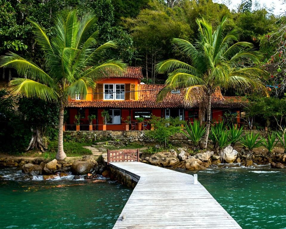 Exterior de una pousada típica rodeada de vegetación tropical en Ilha Grande.