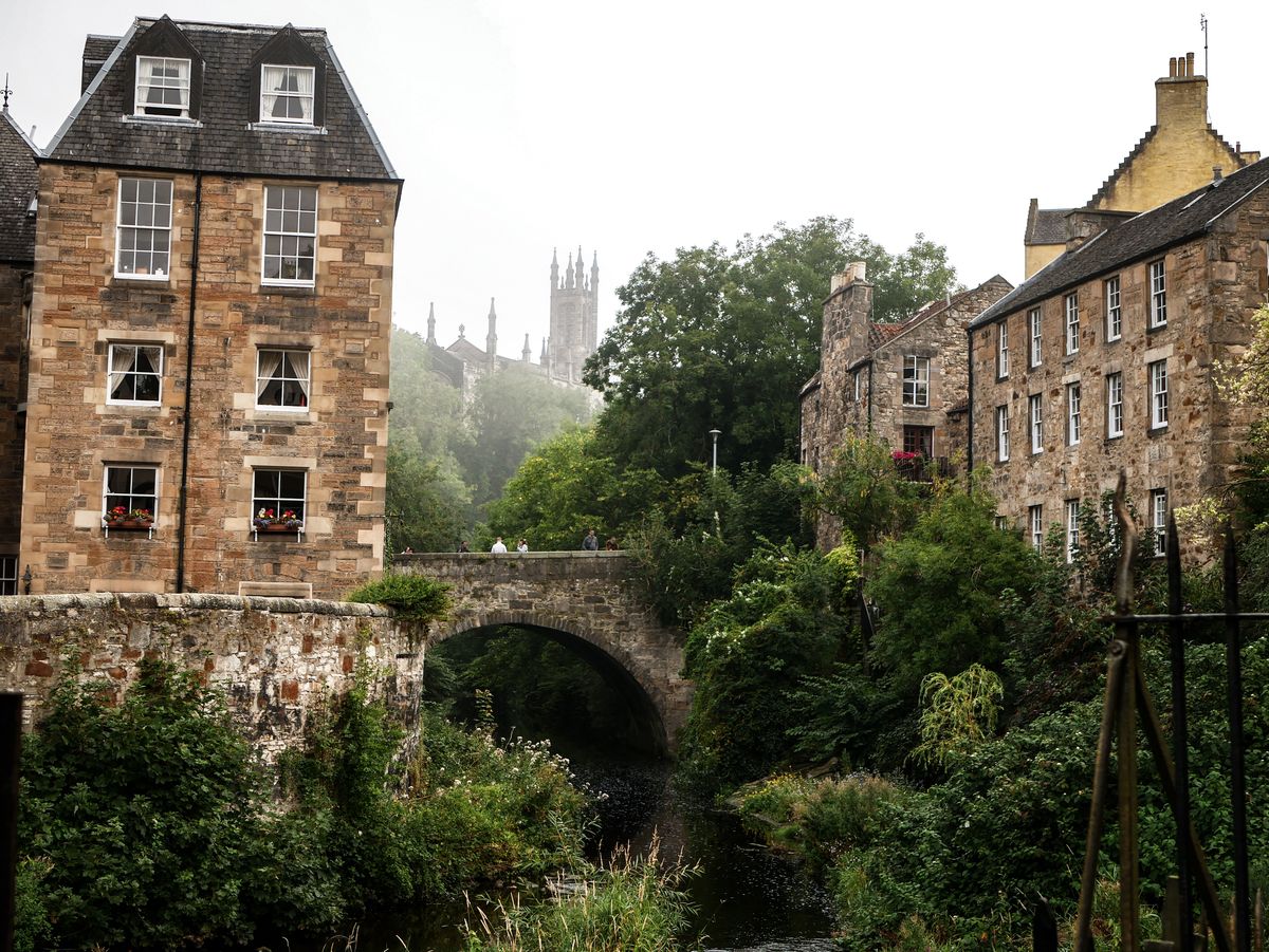 Vista da Dean Bridge cruzando o rio em Dean Village, Edimburgo.
