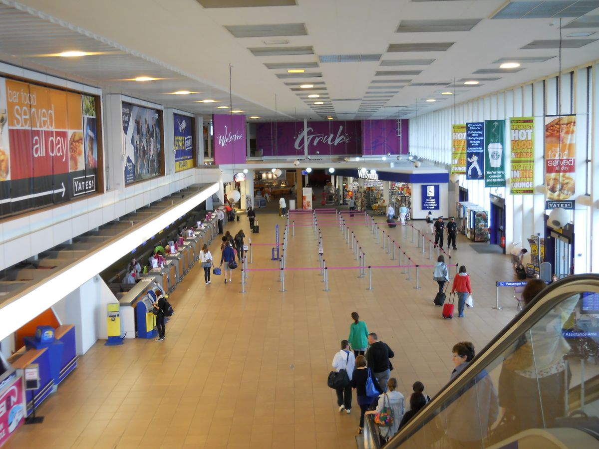Terminal de desembarque do Aeroporto de Edimburgo, Escócia.