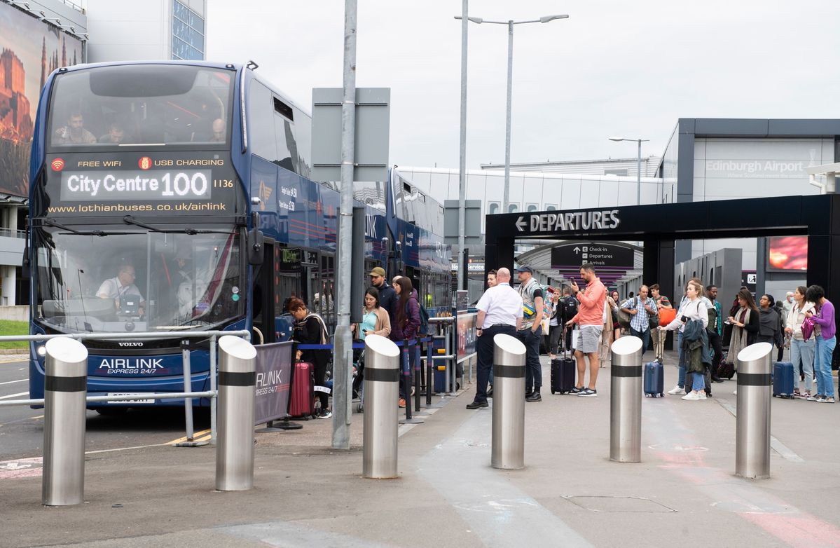 Ônibus de dois andares Airlink 100 no aeroporto de Edimburgo, Escócia.