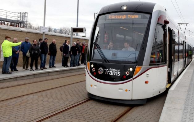 Bonde de Edimburgo saindo da estação do aeroporto em direção ao centro.
