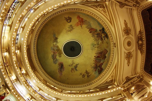 Detalhe da cúpula pintada a óleo pelo artista italiano Nazareno Orlandi no El Ateneo Grand Splendid.