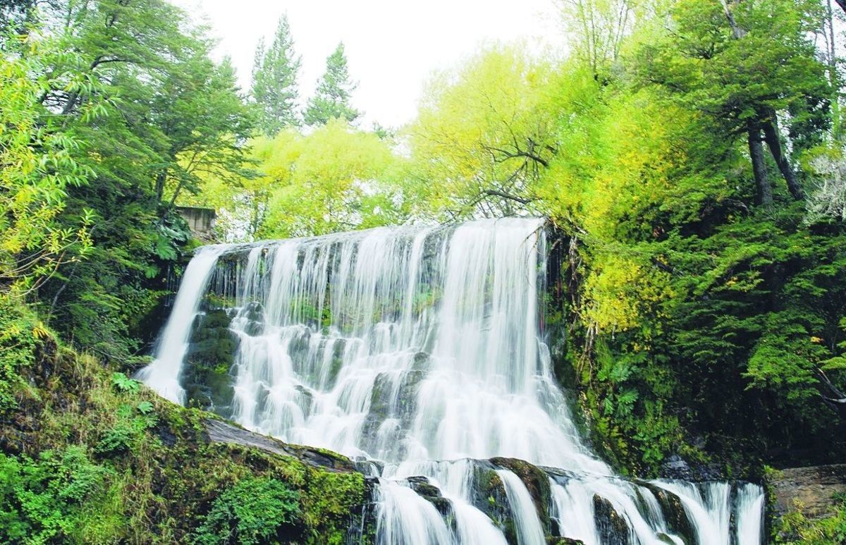 La cascada Escondida, a 10 km de El Bolsón, es parte del circuito Mallín Ahogado.