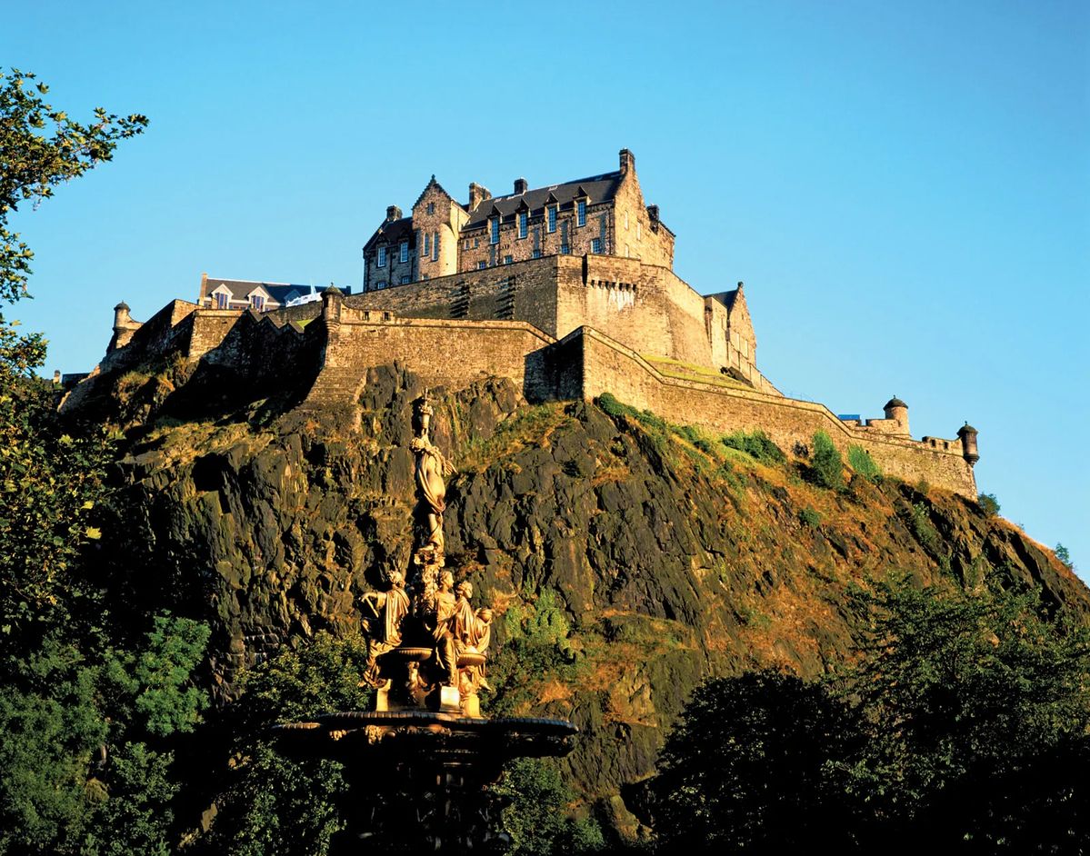Vista panorâmica do Castelo de Edimburgo assentado sobre a rocha vulcânica de Castle Rock.