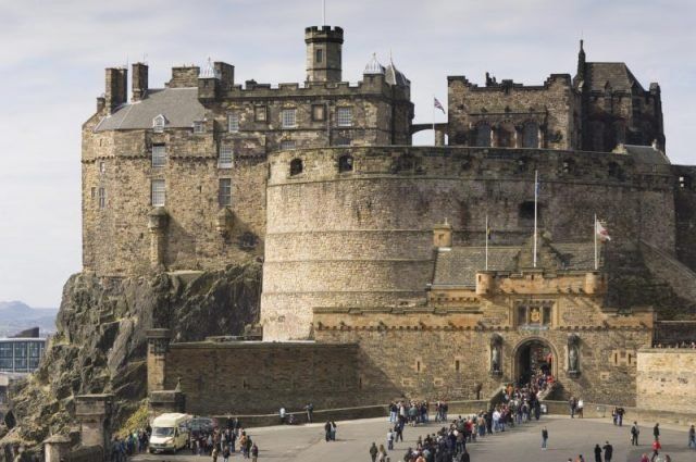 Esplanada do Castelo, a grande praça externa e entrada principal do Castelo de Edimburgo, Escócia.