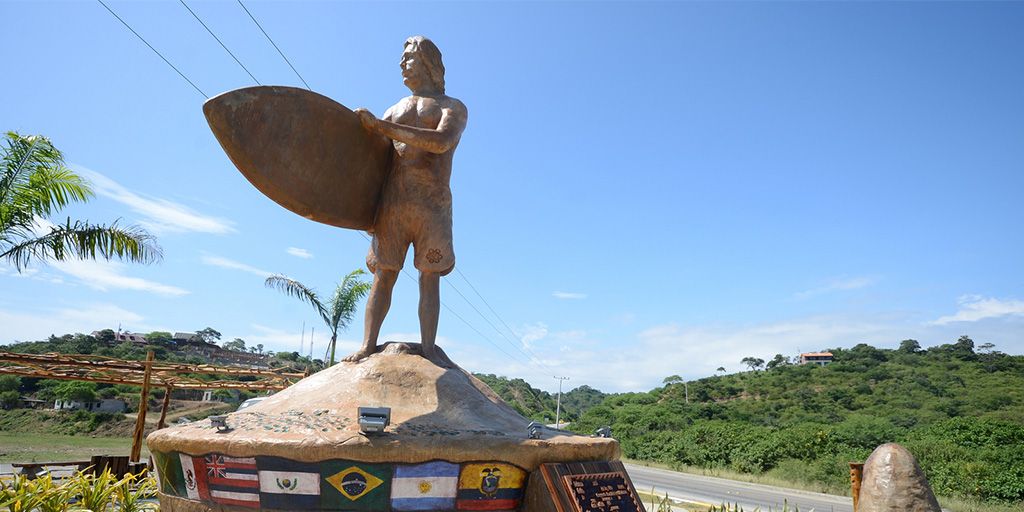 Monumento al surfista, en Montañita, Ecuador.