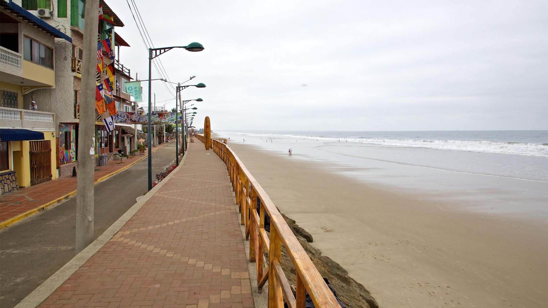 Malecón de Montañita y su icónica tabla de surf, punto fotográfico obligado en la Ruta del Spondylus, Ecuador.