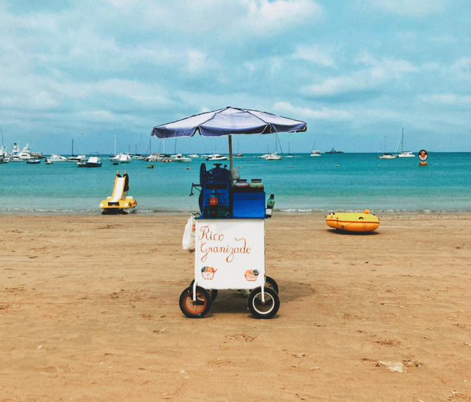 Ruta andina en Ecuador con montañas y volcanes.