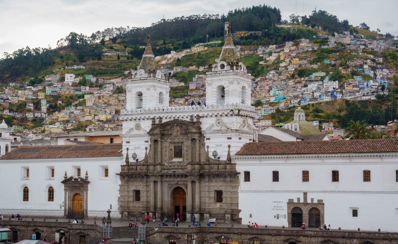Vista de Quito y su centro histórico rodeado por montañas andinas.