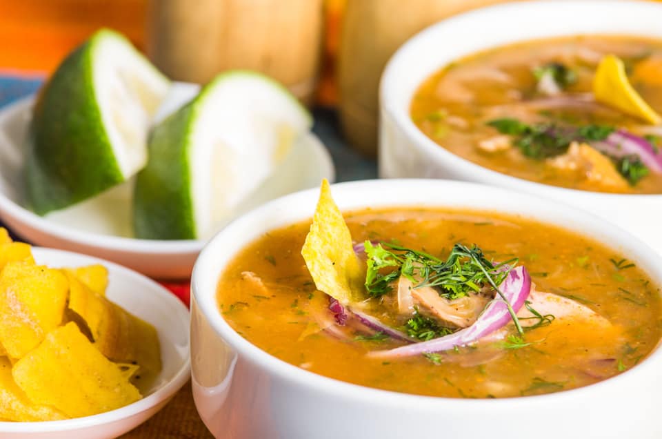 Más que una sopa de pescado, es la cura oficial para las noches largas en la Calle de los Cócteles. Se sirve con yuca y mucha cebolla.