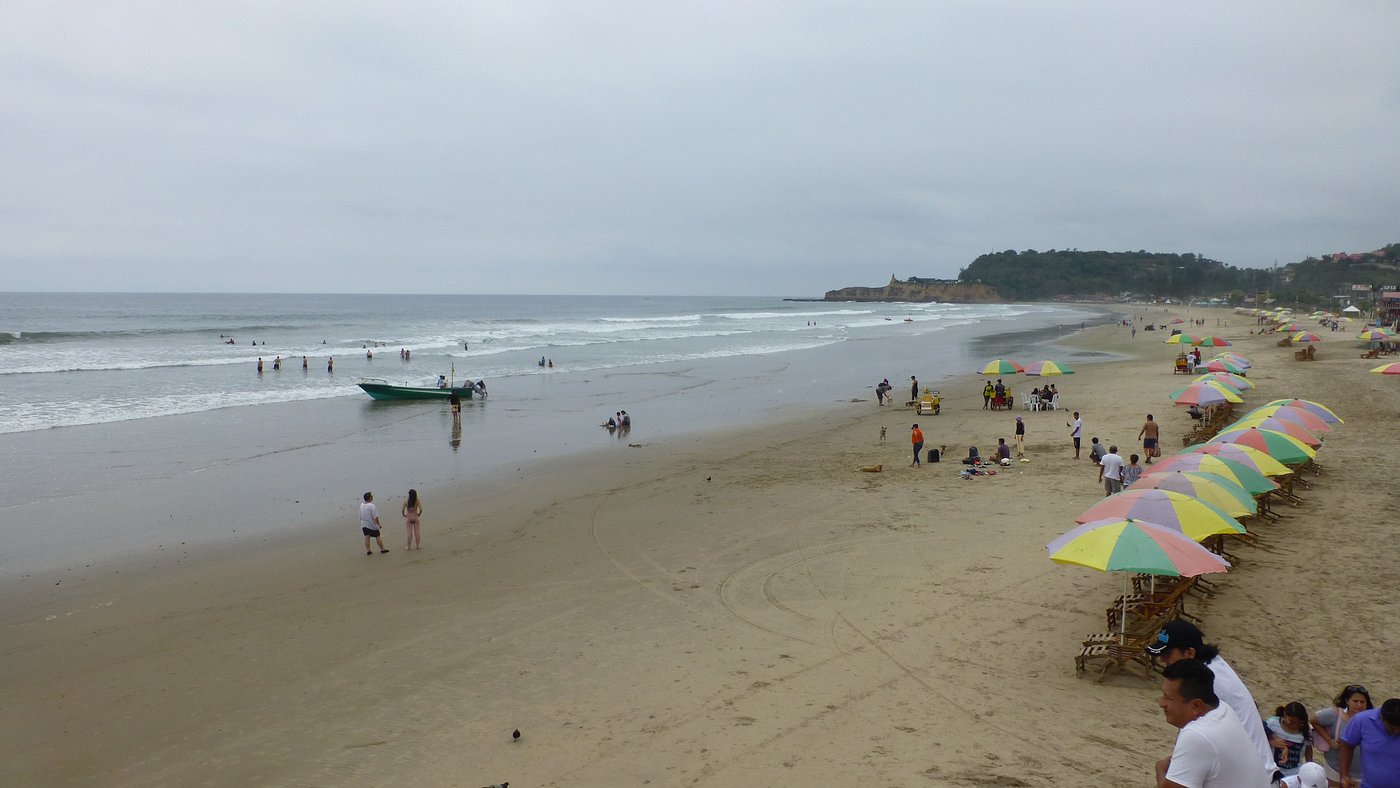 Extensa playa de Montañita y el icónico peñón al fondo.