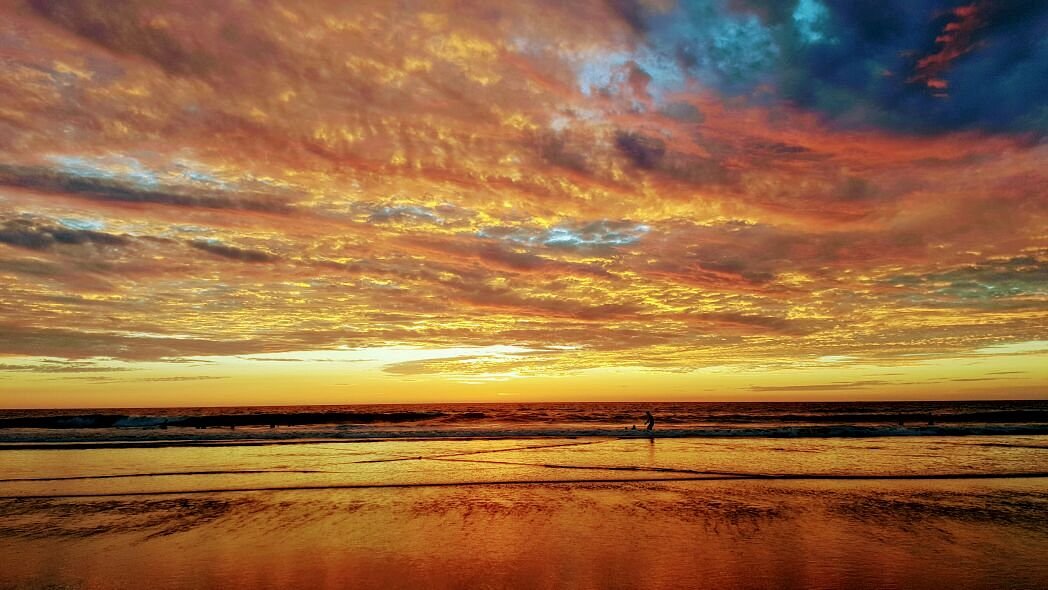 Atardecer en la playa de Montañita, Ecuador.