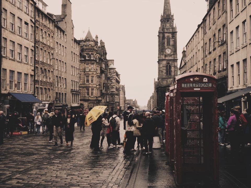 Imagen de la icónica calle Royal Mile en el Old Town de Edimburgo, Escocia.