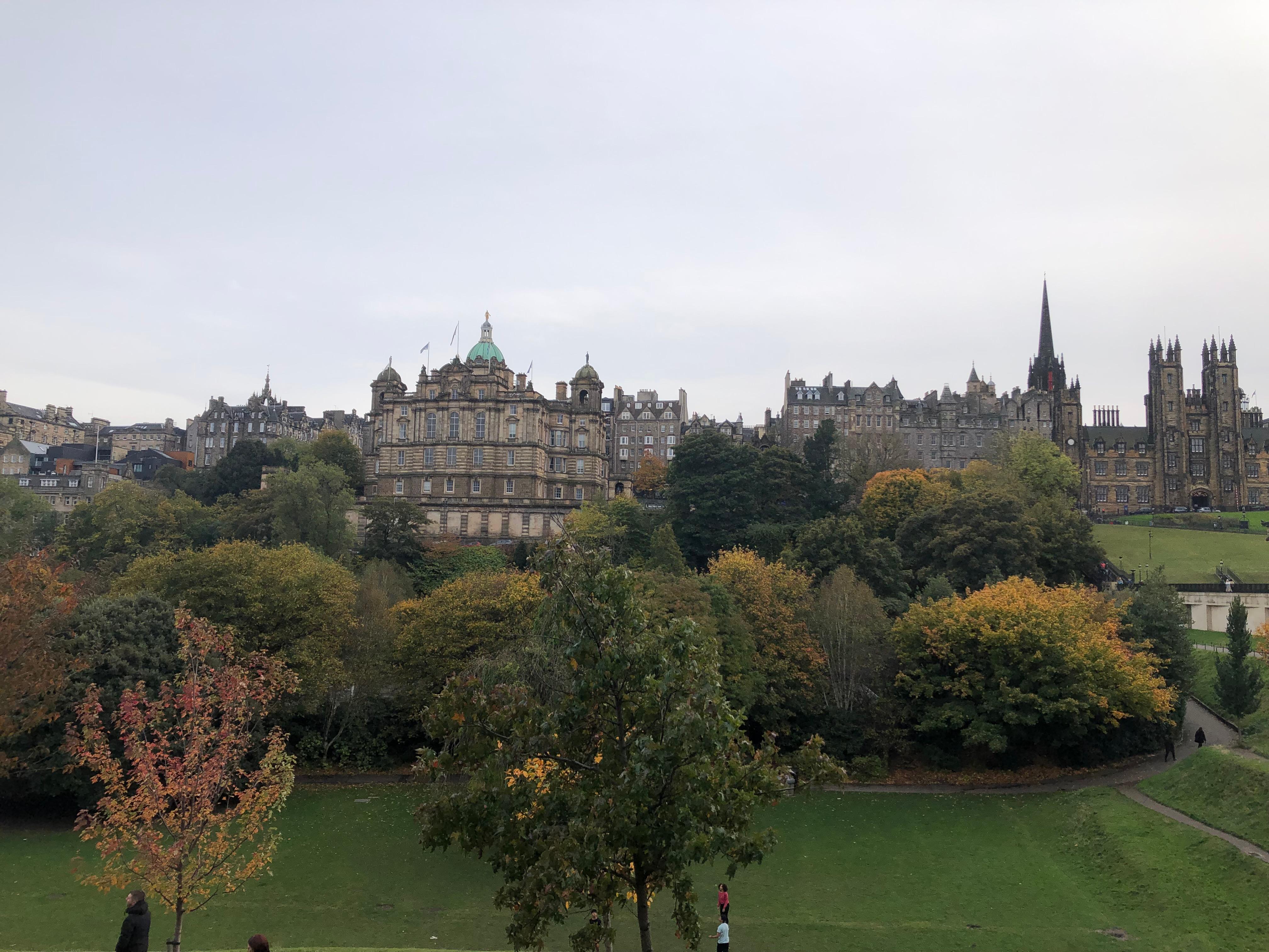 Paseando por los jardines de Princes Street, el lugar perfecto para contemplar la historia de Edimburgo entre flores y monumentos góticos.