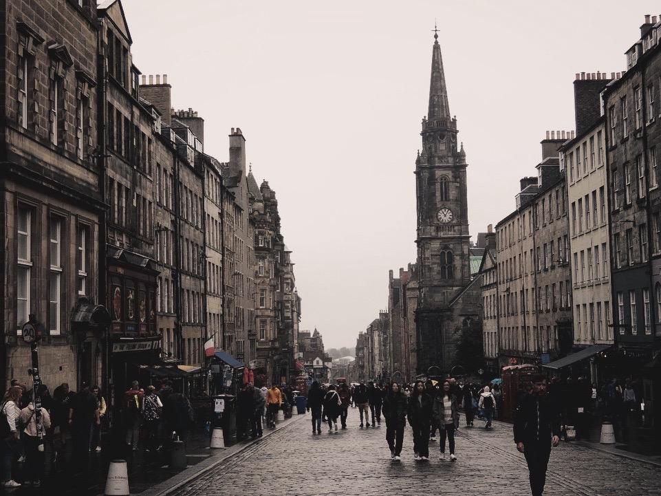 La Royal Mile, la calle más famosa de Edimburgo que conecta el Castillo con el Palacio de Holyroodhouse en el corazón de la Old Town.