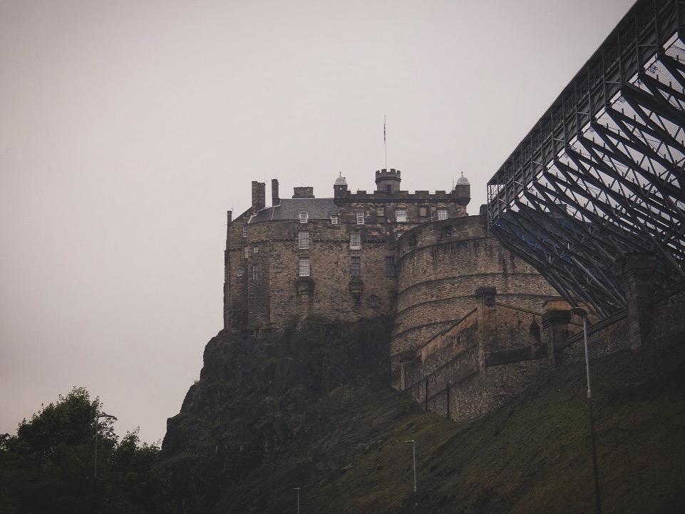 El imponente Castillo de Edimburgo dominando el horizonte de la ciudad desde lo alto de Castle Rock, un icono de la historia escocesa.