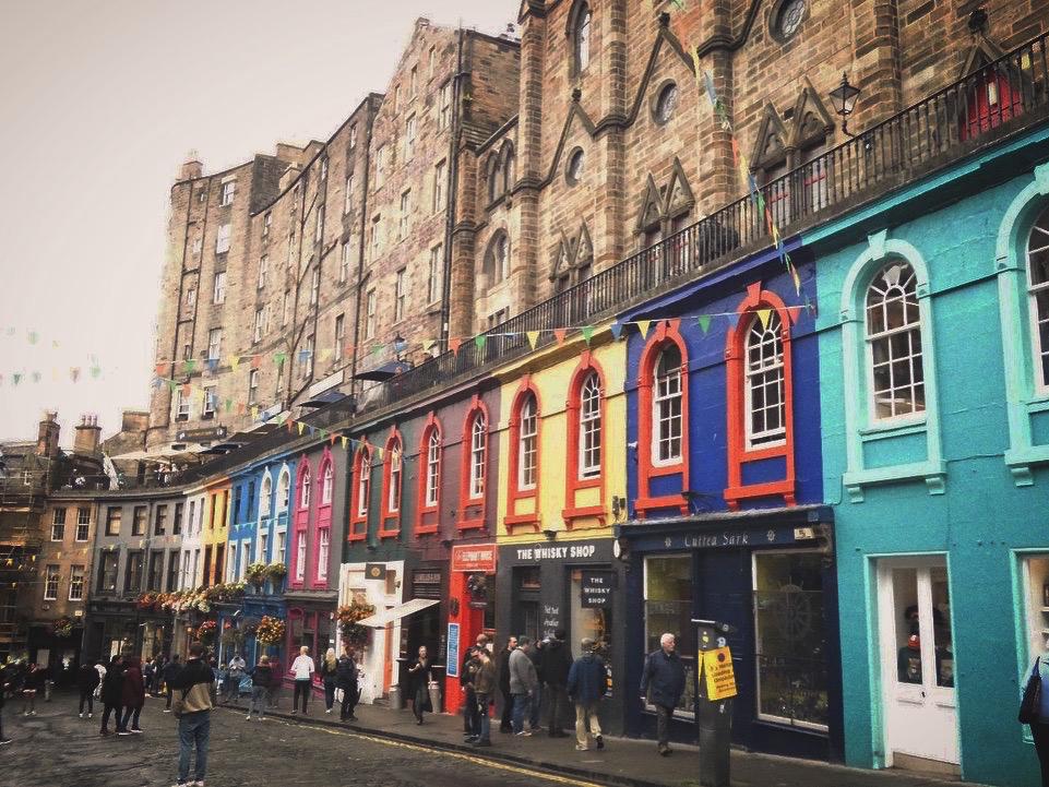 Las fachadas coloridas de Victoria Street, una de las calles más bonitas y fotografiadas de Edimburgo.