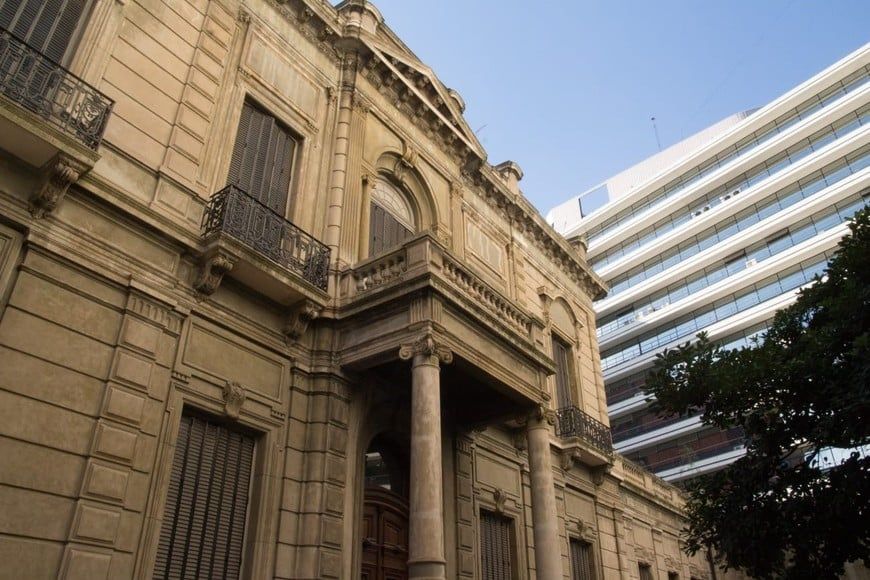 Exterior do icônico Edifício Estrugamou na esquina de Juncal e Esmeralda, Retiro.