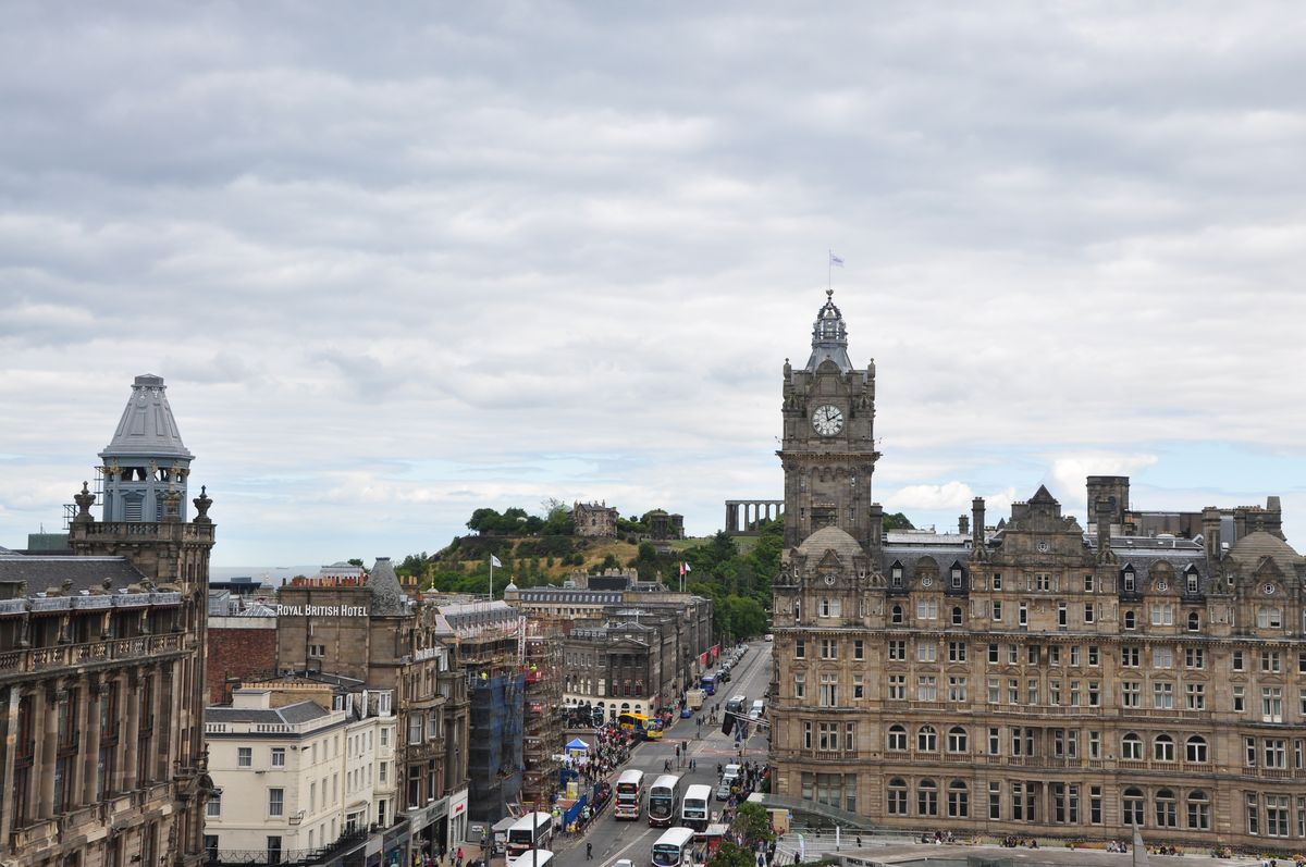 Vista panorâmica em direção a Calton Hill a partir da plataforma do Scott Monument. Edimburgo.