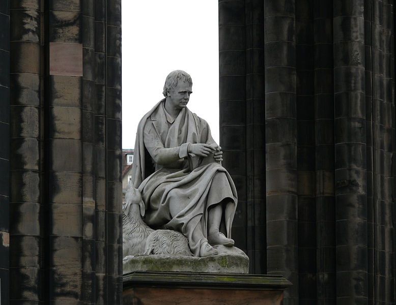 Enorme estátua de mármol branco de Sir Walter Scott junto ao seu fiel cão Maida, esculpida por John Steell, na base do Scott Monument, Edimburgo, Escócia.