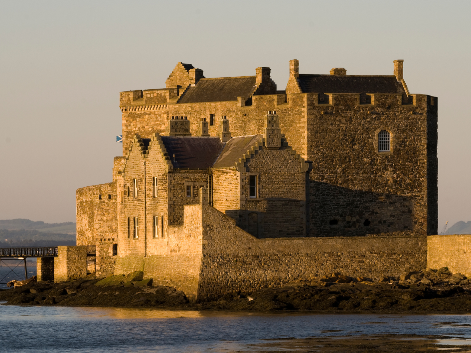 Guia de Blackness: o castelo 'navio de pedra', trilhas pela costa e locações de cinema - Imagen 1