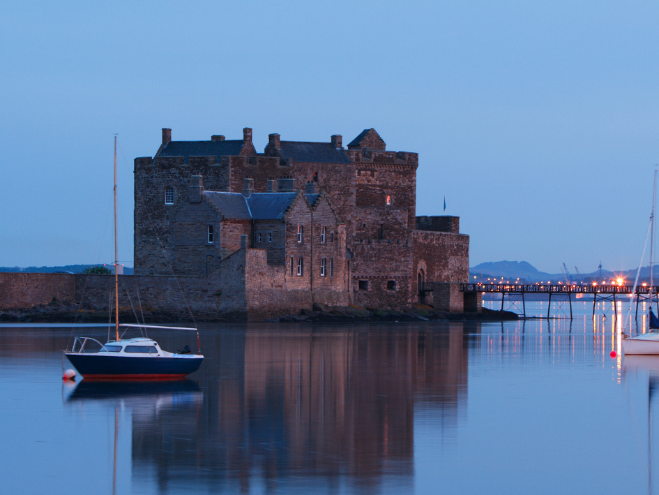 Castelo de Blackness nas margens do rio Forth, Escócia.