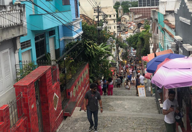 Vista do topo da Escadaria Selarón no Rio de Janeiro, Brasil.