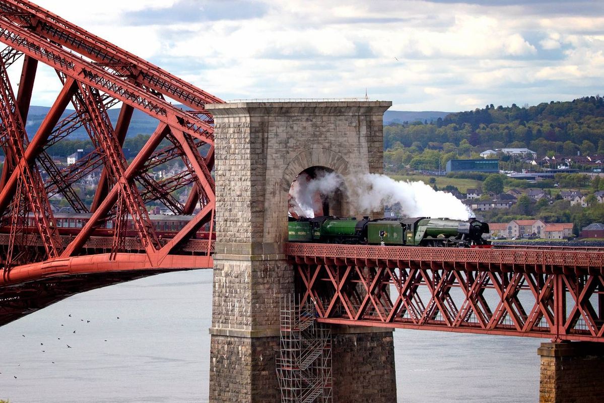 Trem da ScotRail cruzando a The Forth Bridge, ponte inaugurada em 4 de março de 1890, declarada Patrimônio da Humanidade pela UNESCO em 2015. Em South Queensferry, Escócia.