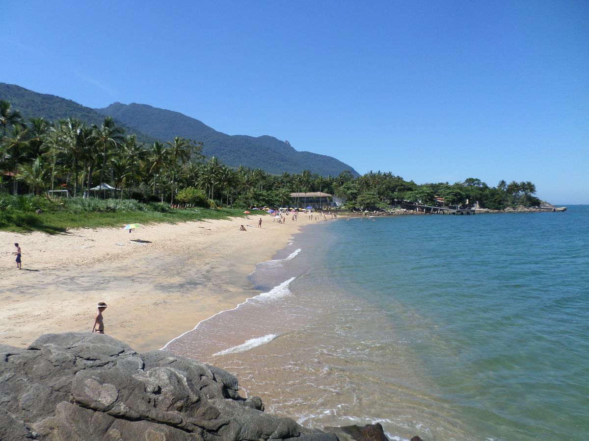 Ensenada de aguas calmas y vegetación exuberante en Praia da Feiticeira, Ilha Grande.