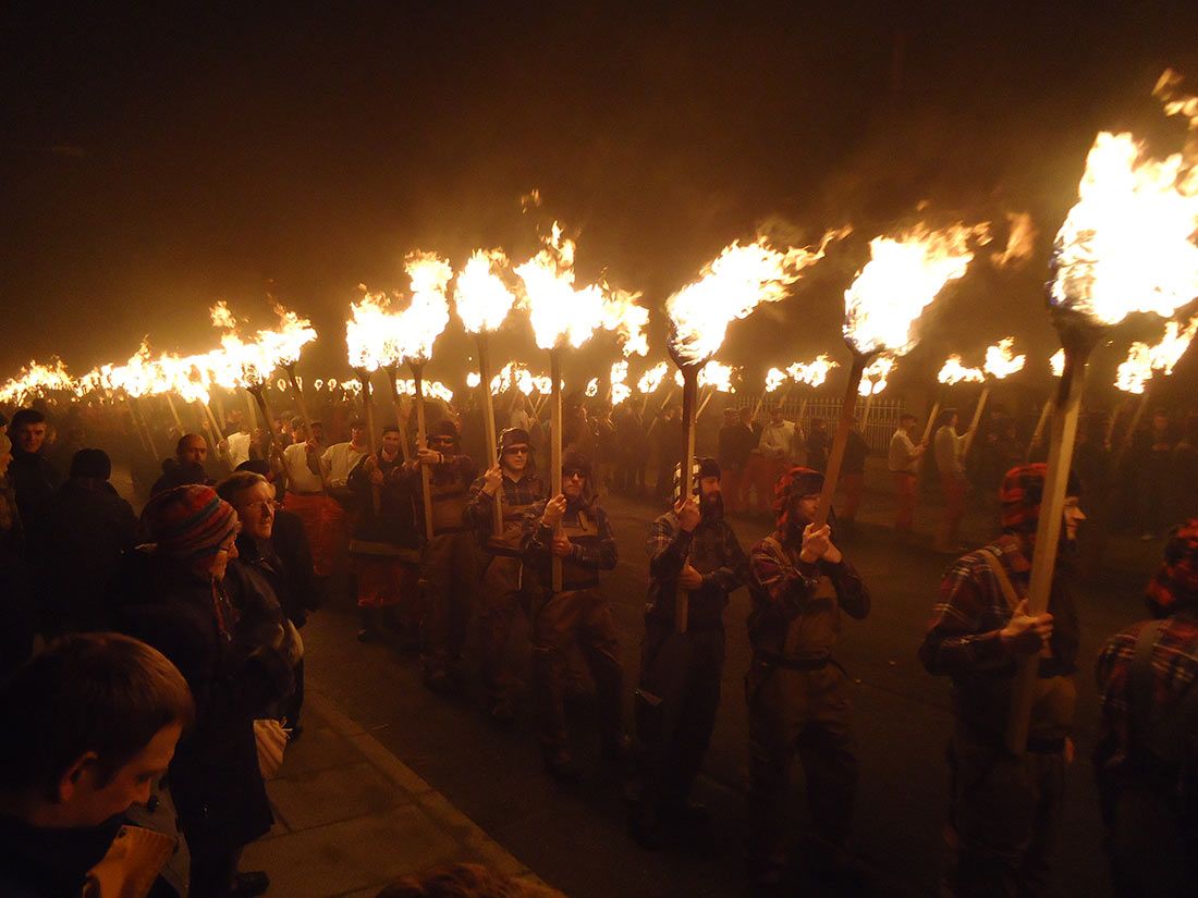 Espetaculares acrobatas e atores com tochas de fogo durante o Samhuinn Fire Festival em Edimburgo.