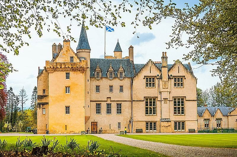 Castelo de Brodie. Uma impressionante mansão castelo do século XVI rodeada de jardins famosos por suas coleções de narcisos. Escócia.