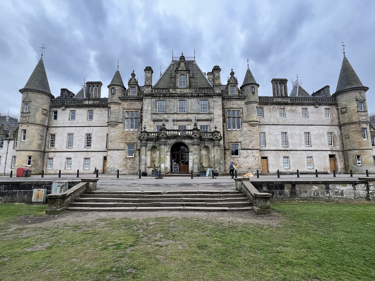 A imponente fachada da Callendar House cercada de jardins em Falkirk, Escócia.