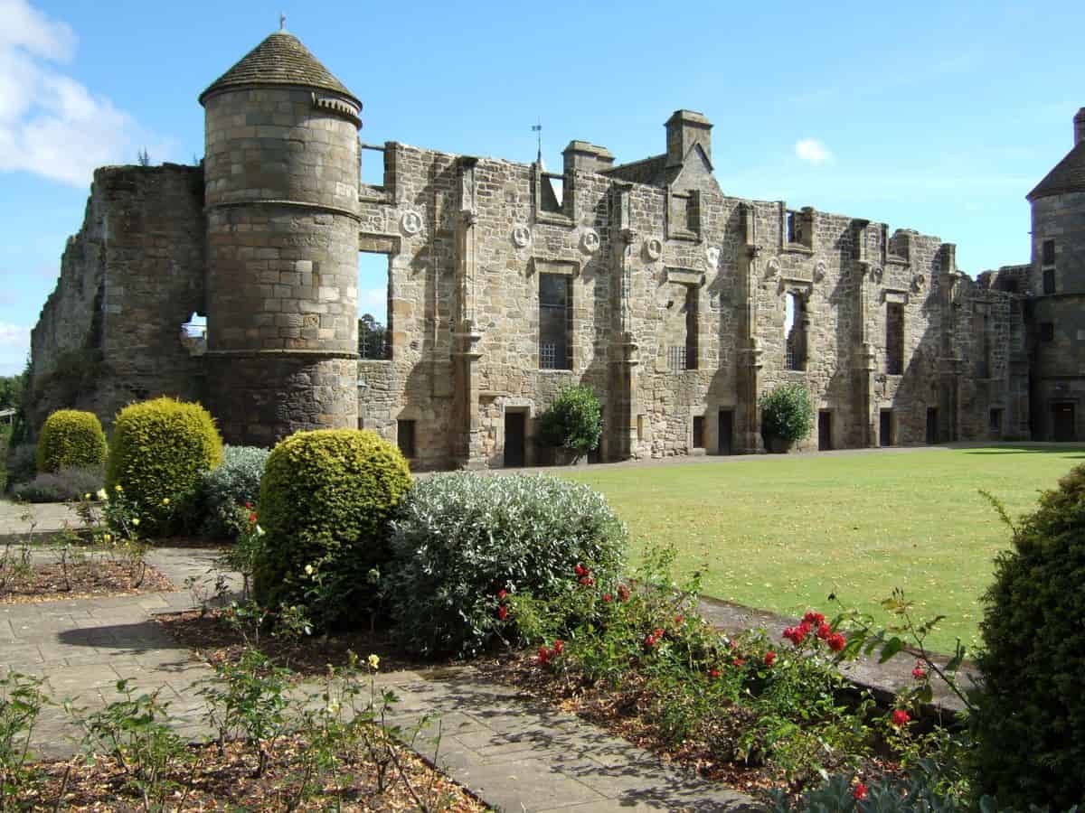 Jardim interior do Palácio Real de Falkland, Escócia.