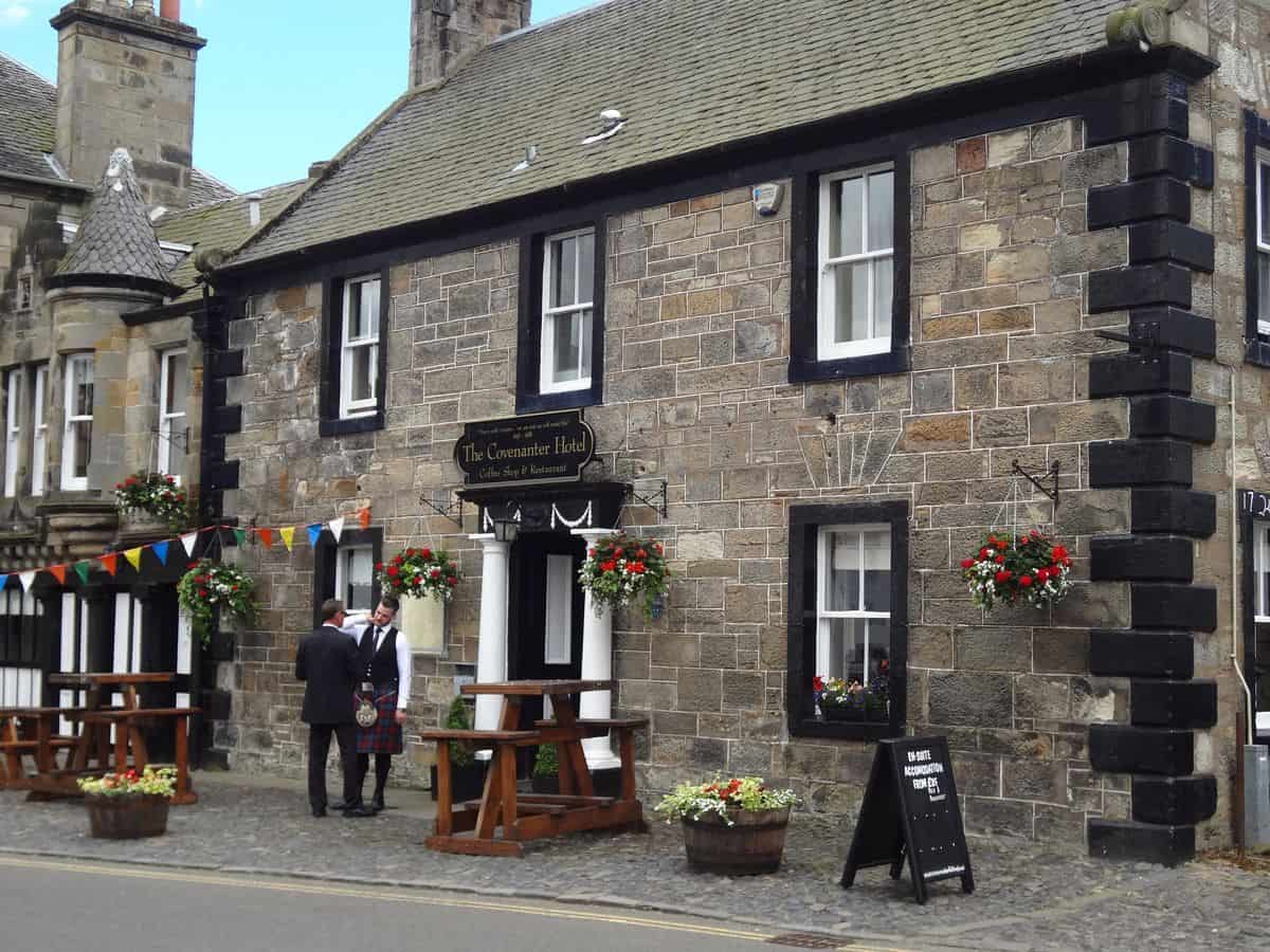 Fachada do The Covenanter Hotel na praça principal de Falkland, Escócia.
