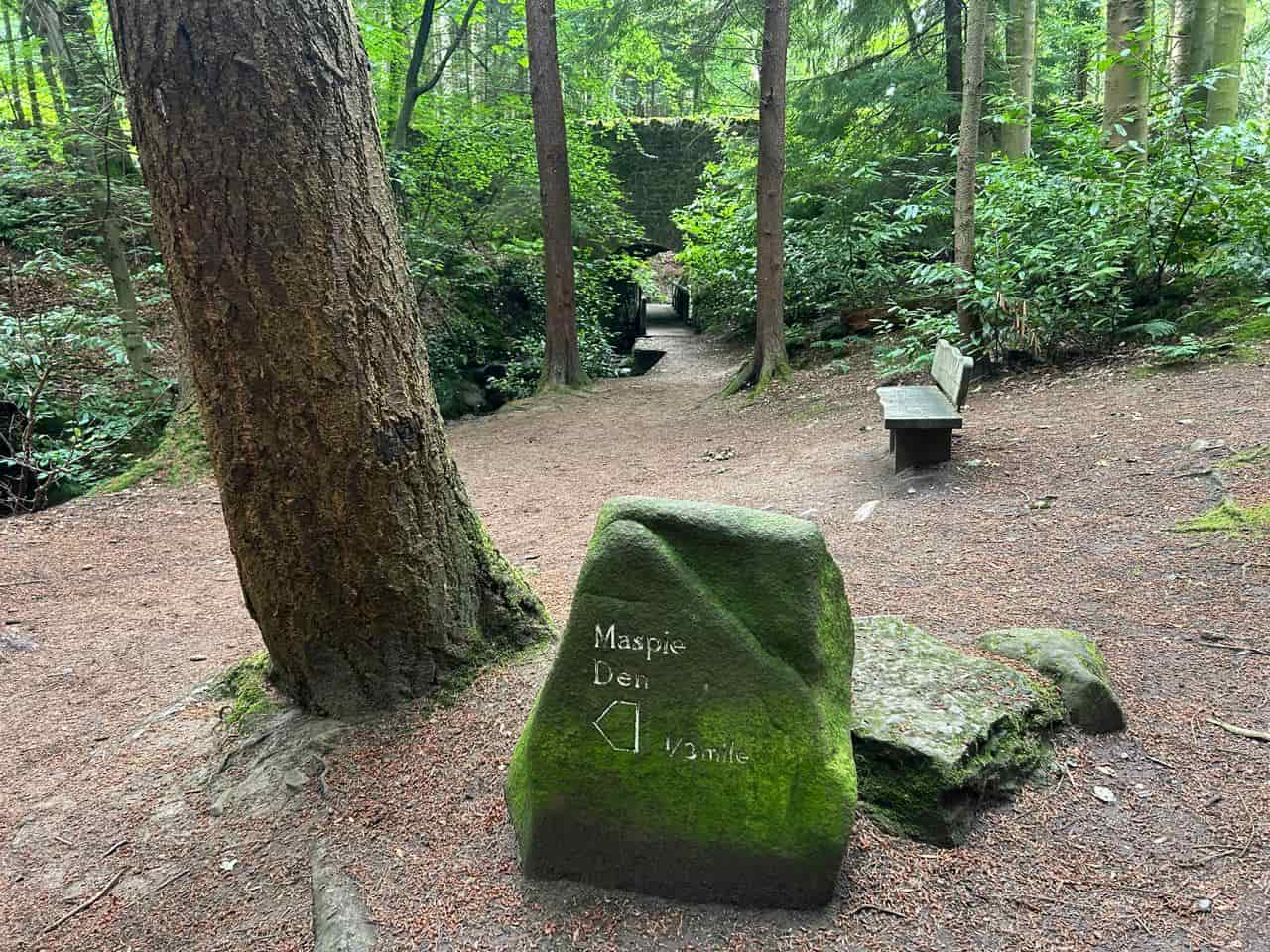 Início da trilha Maspie Den, um passeio arborizado cercado por pontes de pedra, riachos e uma cachoeira em Falkland, Escócia.