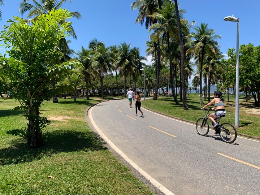 Ciclistas aproveitando o bairro do Flamengo no Rio de Janeiro, Brasil.