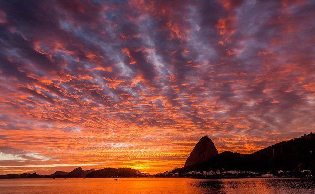 Pôr do sol sobre a Baía de Guanabara e a praia do Flamengo no Rio de Janeiro.
