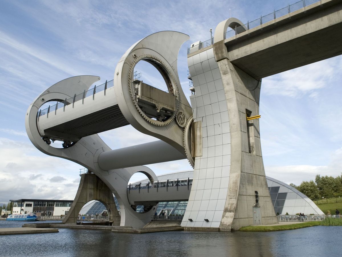 A Roda de Falkirk, o impressionante elevador de barcos giratório em Falkirk, Escócia.