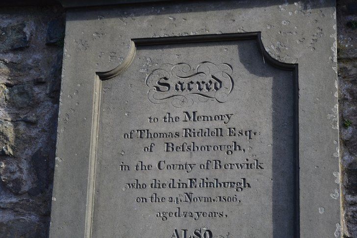O famoso túmulo de Thomas Riddell no Greyfriars Kirkyard, local de peregrinação para fãs de Harry Potter. Edimburgo.