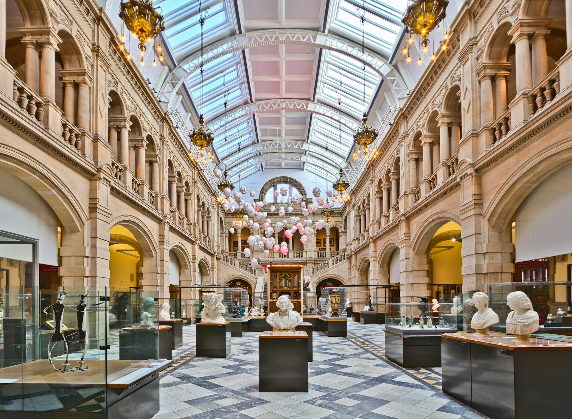 El impresionante interior de una galería de arte escocesa, que exhibe esculturas clásicas y belleza arquitectónica.