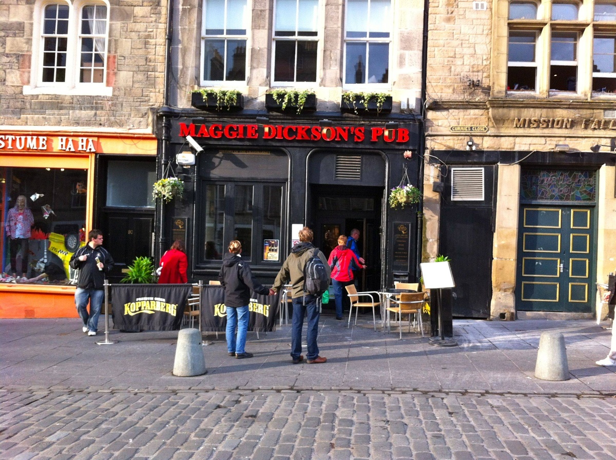 O histórico pub Maggie Dickson's no Grassmarket, nomeado em homenagem à mulher que sobreviveu à sua própria execução na forca. Edimburgo.