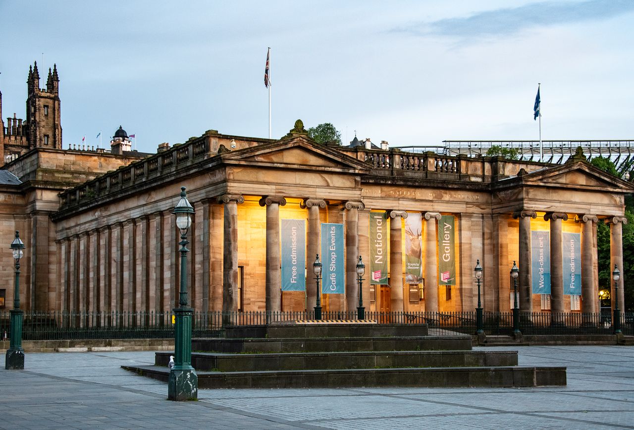 Fachada neoclássica da Galeria Nacional da Escócia em frente aos jardins de Princes Street em Edimburgo.