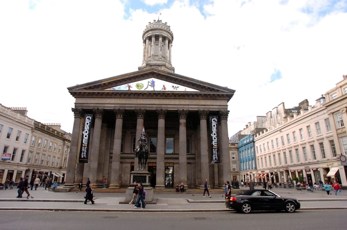 A icônica estátua do Duque de Wellington com seu cone de trânsito na cabeça em frente à Galeria de Arte Moderno (GoMA) em Glasgow.