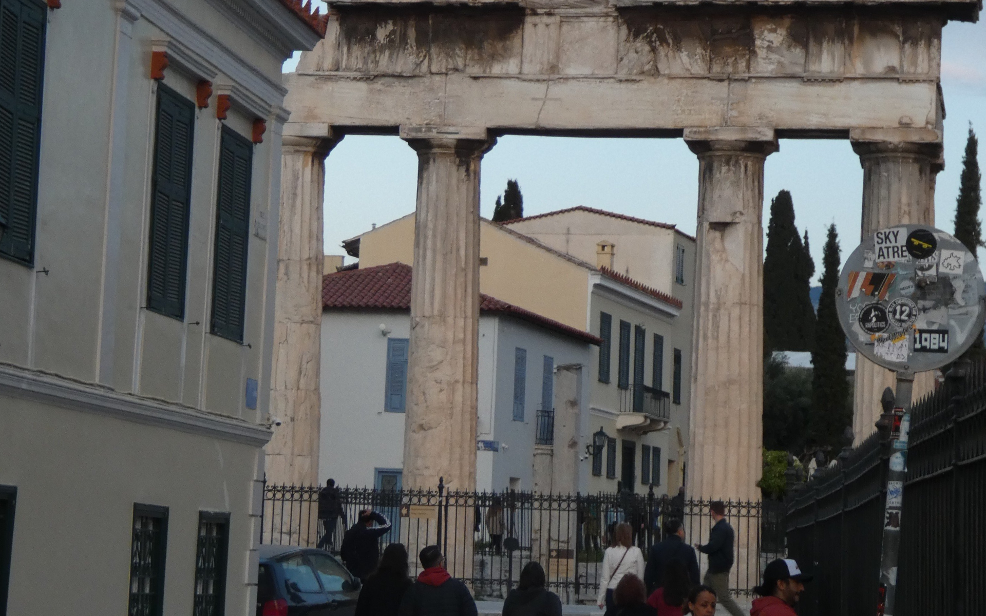 Caminar por Plaka y toparse con joyas como esta: la entrada al Ágora Romana integrada en la ciudad moderna.